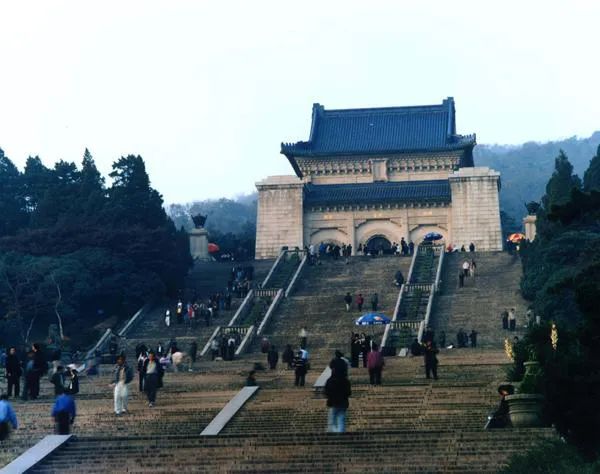 Why is the top of Zhongshan Mausoleum blue, the top of Wudang Mountain Palace Green, and the top of the Forbidden City yellow?(图1)