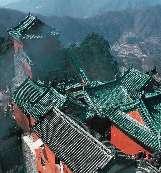 Why is the top of Zhongshan Mausoleum blue, the top of Wudang Mountain Palace Green, and the top of the Forbidden City yellow?(图2)